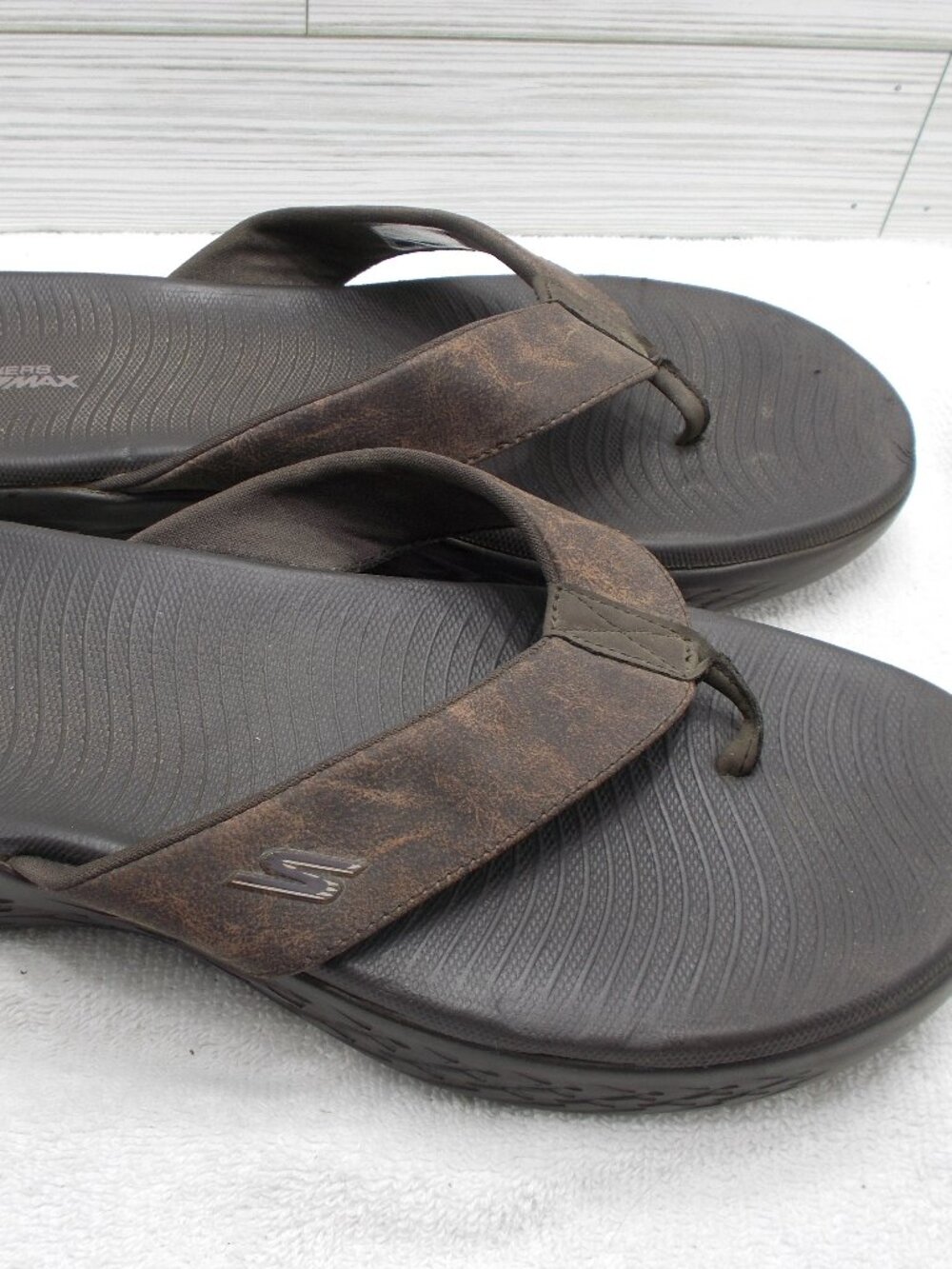 Skechers Goga Max Men's Flip Flop Memory Foam Flip Flop Sandals Size 11